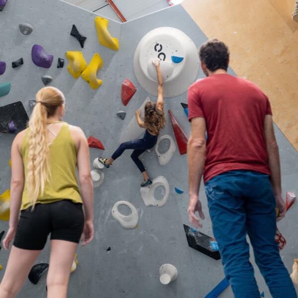 Les cours d'escalade bloc pour adultes de L'Entrepôt à Bulle